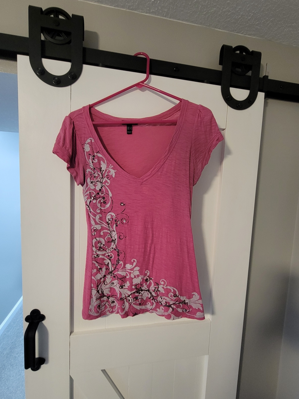 FANG Pink V-Neck Short Sleeve Tee with White & Black Floral Scroll